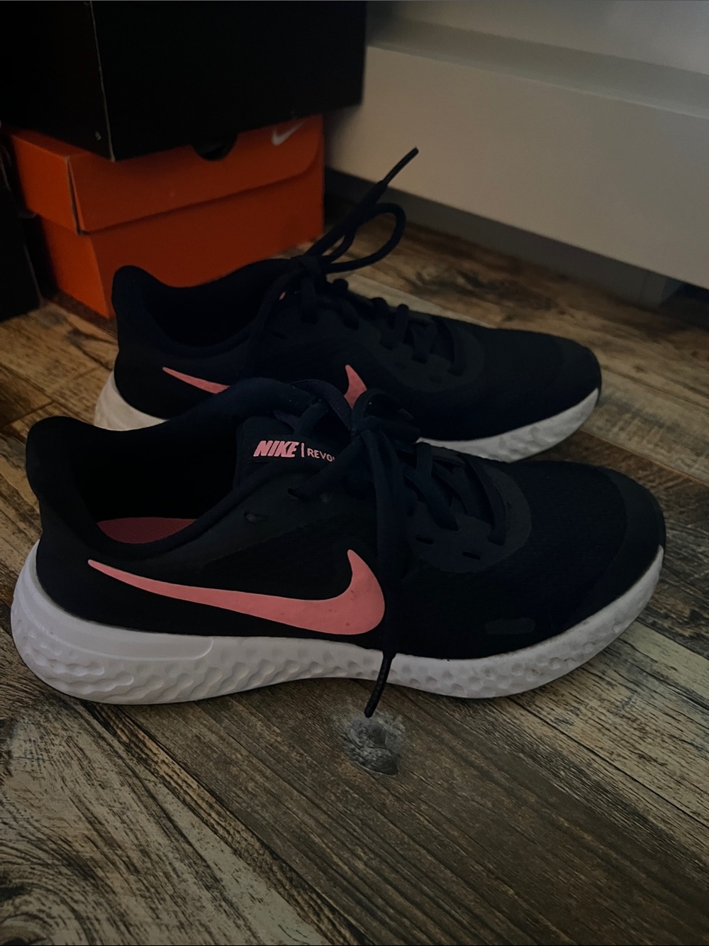Nike revolution 5 black and pink